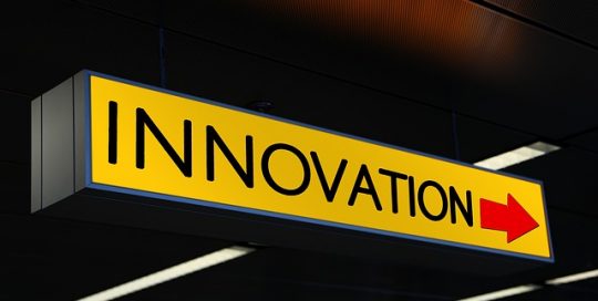 Wort "Innovation" auf einem Schild